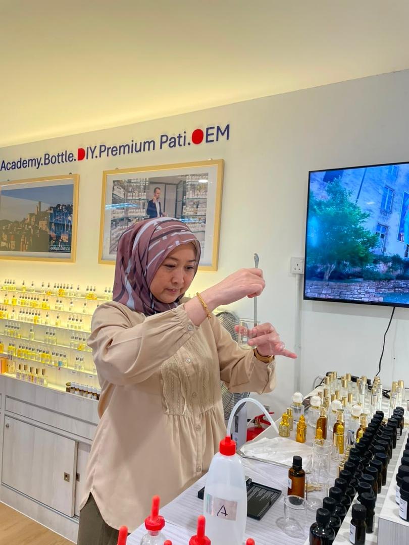 Customer blending a fragrance