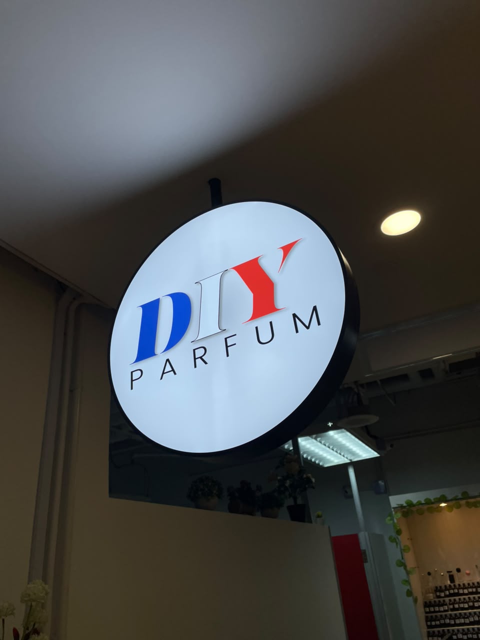 DIY Parfum illuminated shop sign